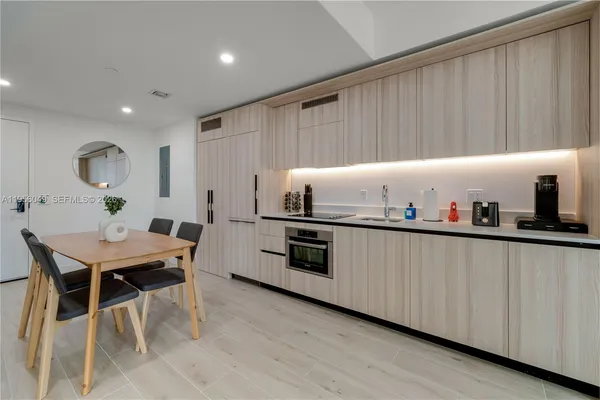 $5,000 | 225 North Miami Avenue, Unit 1707, Miami, FL 33128