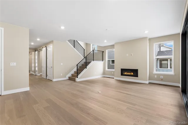 a view of a livingroom with furniture and a ceiling fan