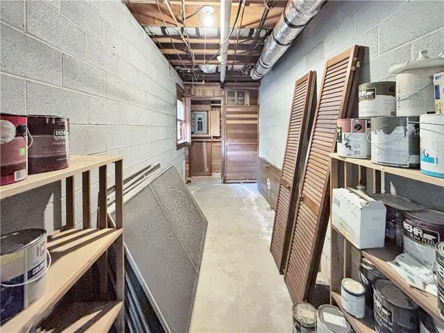 a view of entryway and kitchen