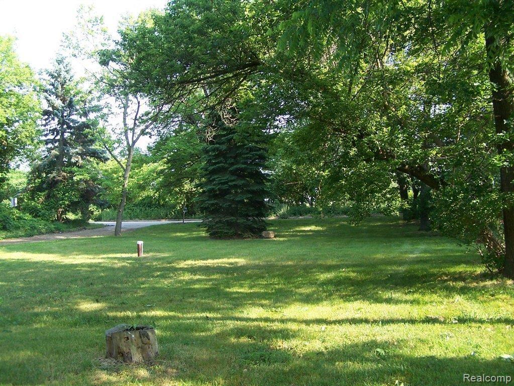 5200 Pelton Road Clarkston, MI 48346 - Photo 5 of 25 front Yard 2.JPG