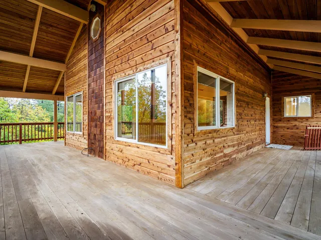 a view of an entrance with the house