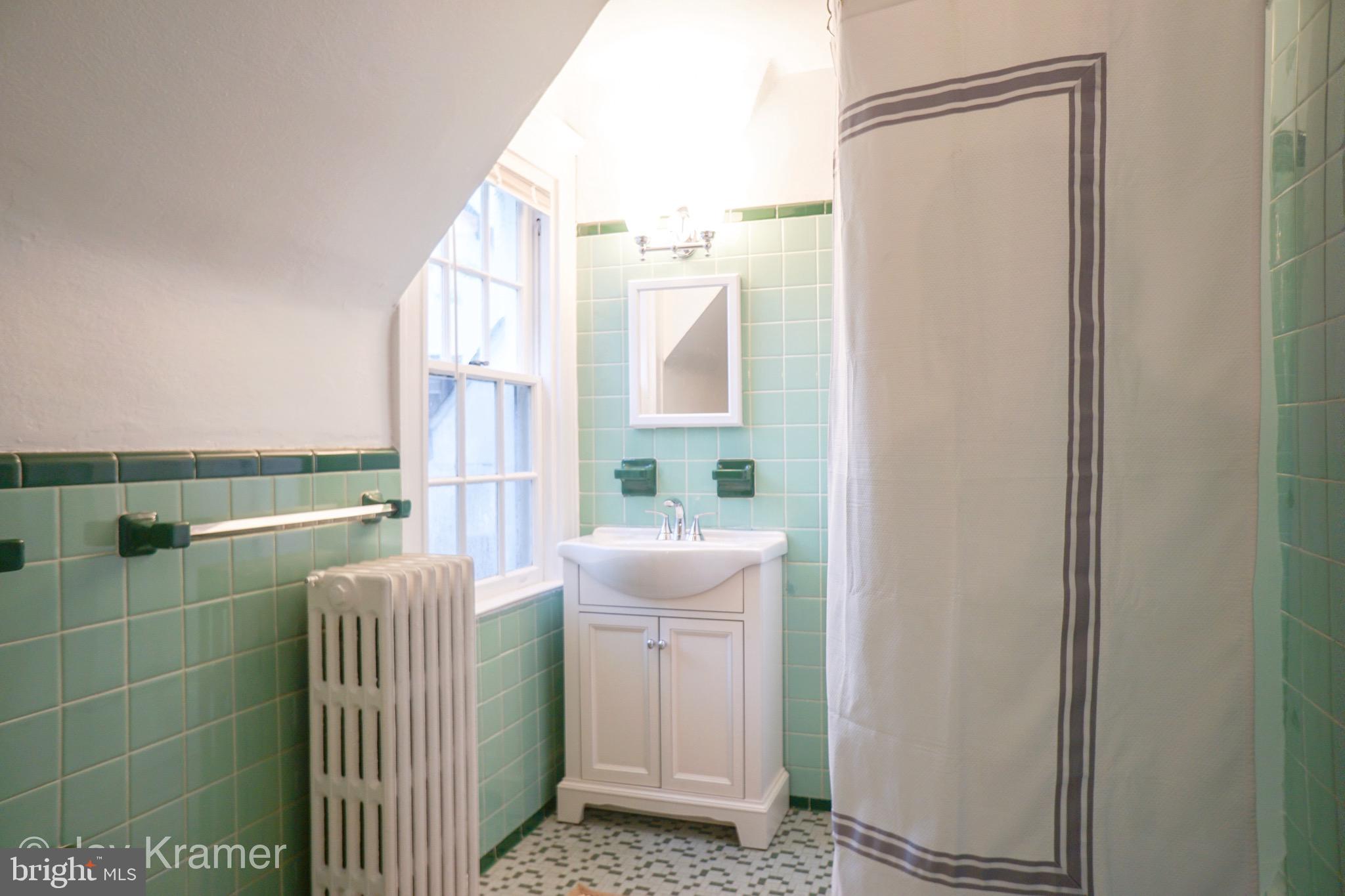 4911 Falls Rd Terrace Baltimore, MD 21210 - Photo 28 of 34 Upstairs full bathroom