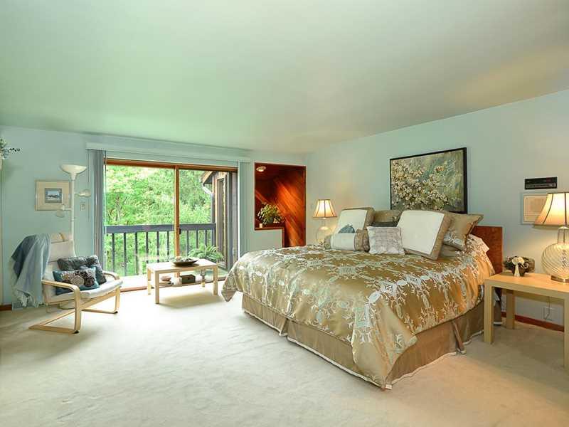 24 Club Road Rosslyn Farms, PA 15106 - Photo 12 of 25 Master Bedroom.