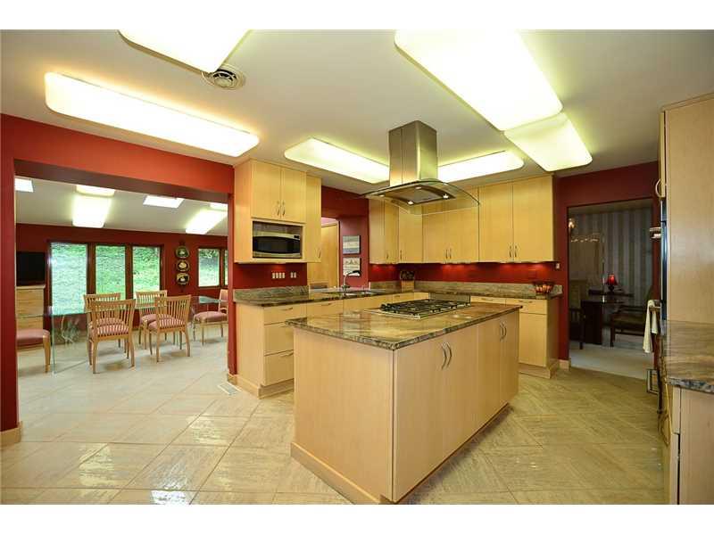 24 Club Road Rosslyn Farms, PA 15106 - Photo 8 of 25 Kitchen.