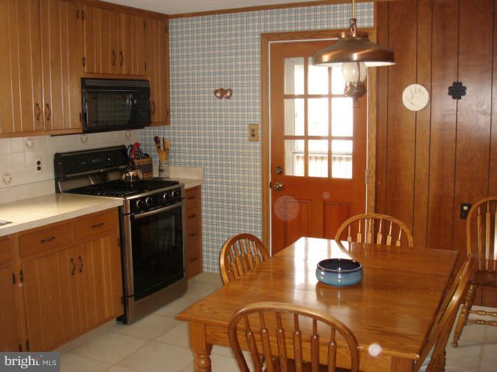433 Maplewood Road Springfield, PA 19064 - Photo 6 of 17 Kitchen