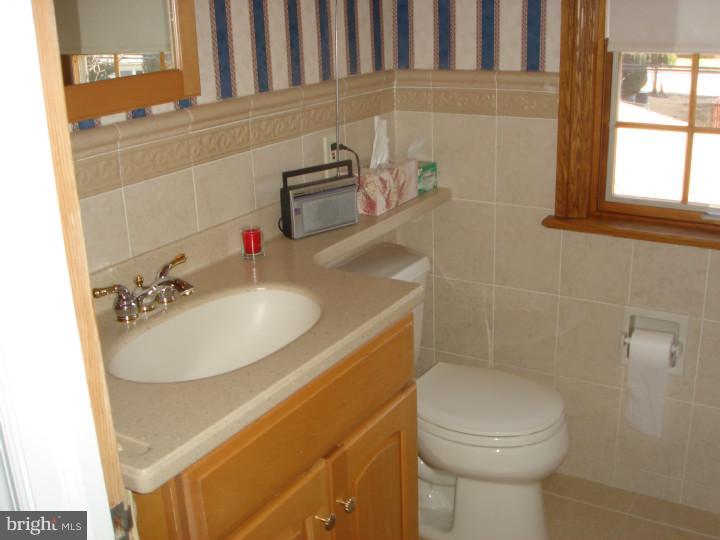 433 Maplewood Road Springfield, PA 19064 - Photo 10 of 17 Bathroom