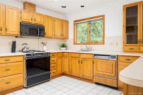 $1,150,000 | 100 Bayberry Lane, Southold, NY 11971