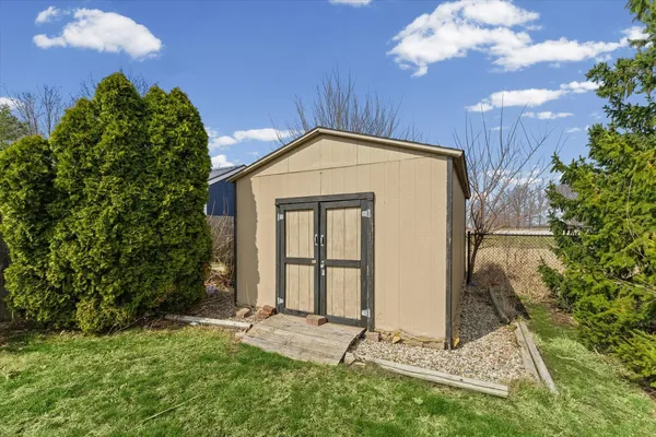 a view of a house with backyard and garden