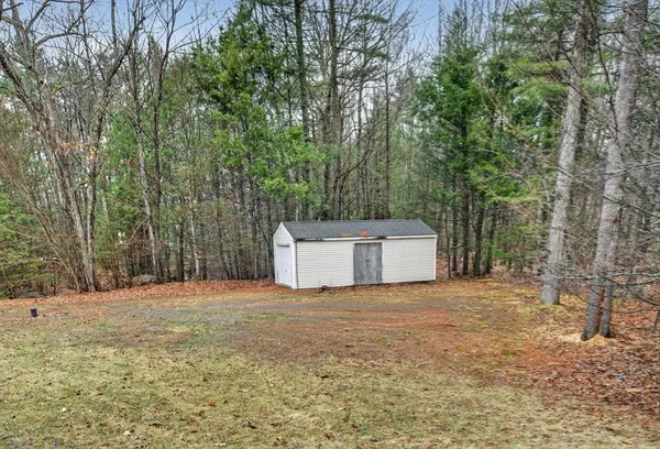 a view of a yard with a house