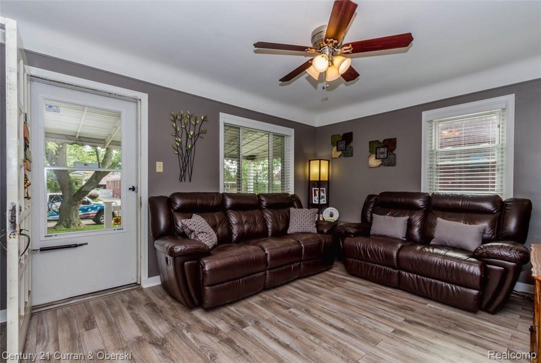 13438 Rosedale Street Southgate, MI 48195 - Photo 5 of 32 Living Room