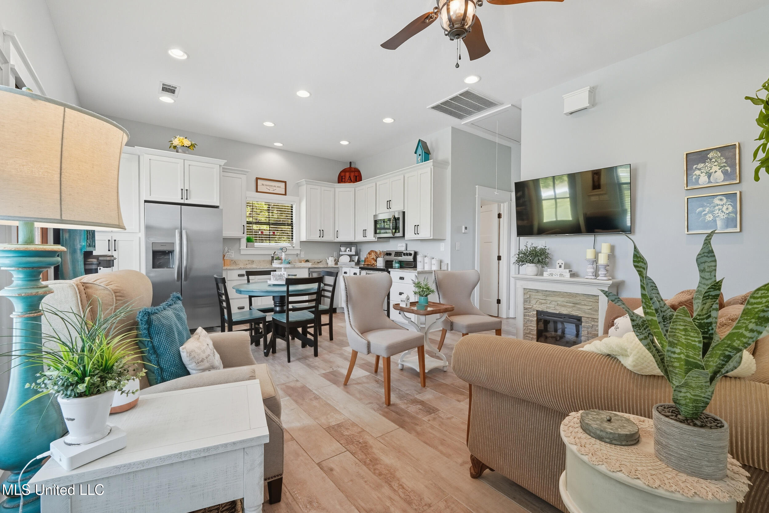 1204 Anchor Lake Road Carriere, MS 39426 - Photo 35 of 51 34_in law great room 1