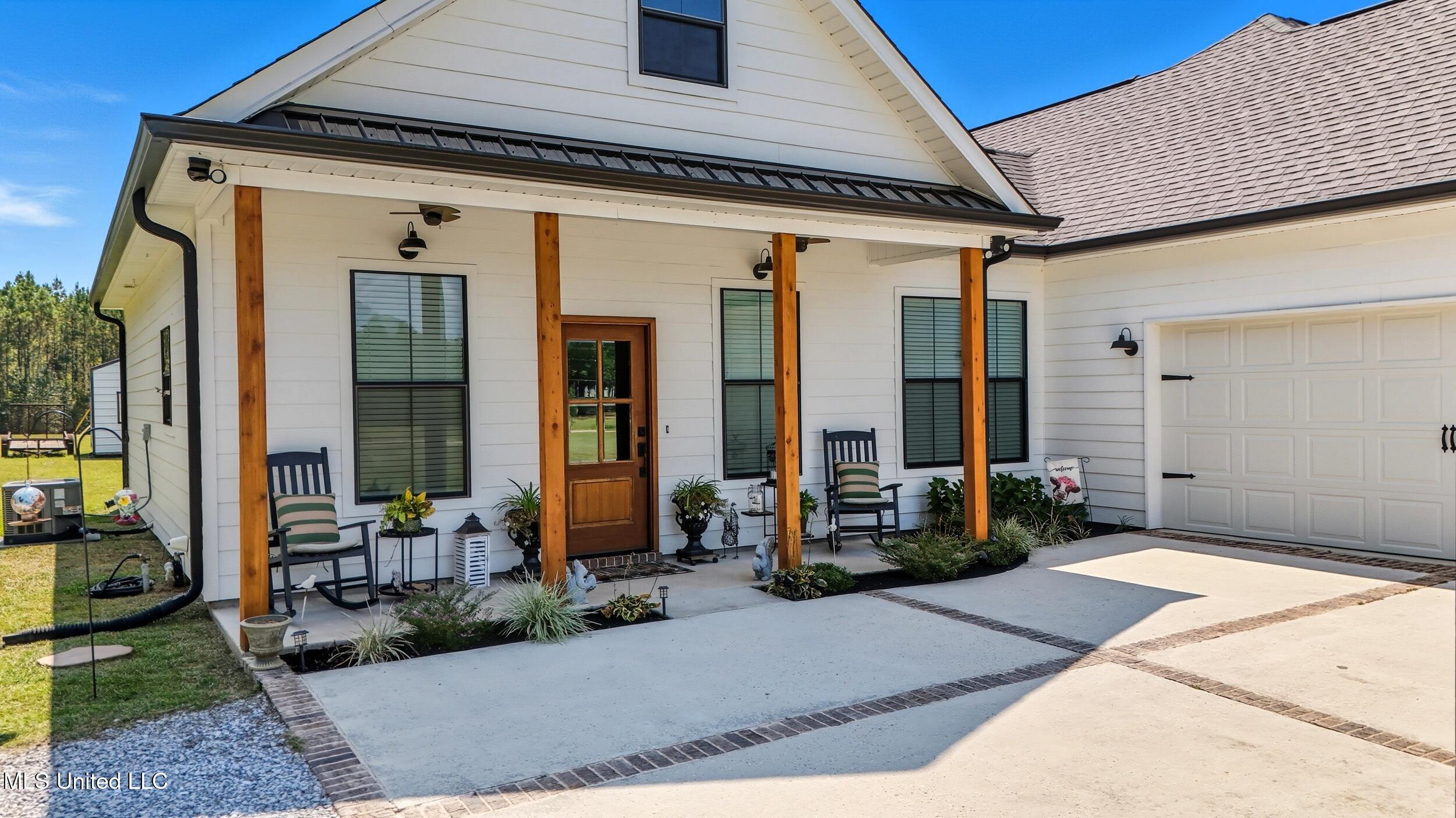 1204 Anchor Lake Road Carriere, MS 39426 - Photo 41 of 51 40_in law porch