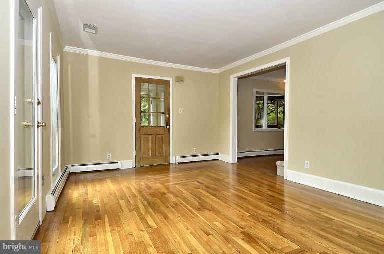 106 Valley Road Bethesda, MD 20816 - Photo 14 of 30 Living Room