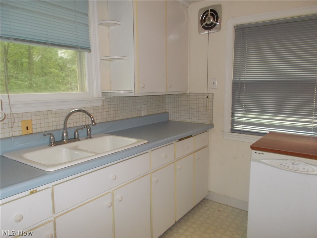 1674 Crest Road Cleveland, OH 44121 - Photo 2 of 12