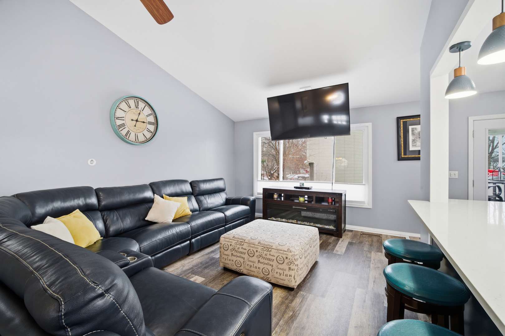 1032 Oak Tree Trail Lake Villa, IL 60046 - Photo 10 of 23 a living room with furniture and a flat screen tv