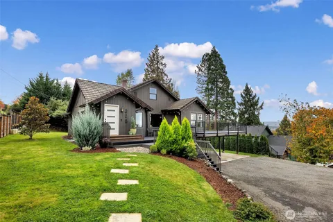 $670,000 | 205 South Hillhurst Road, Ridgefield, WA 98642