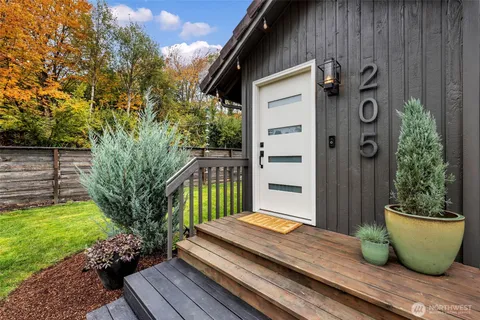 $670,000 | 205 South Hillhurst Road, Ridgefield, WA 98642