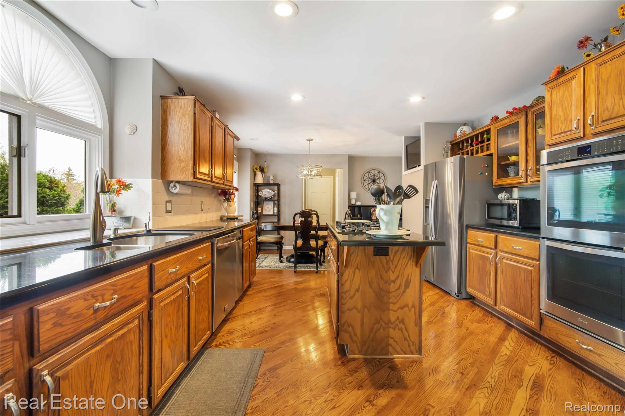 1093 Pointe Pl Boulevard Rochester, MI 48307 - Photo 11 of 46 IMG_9607.JPG