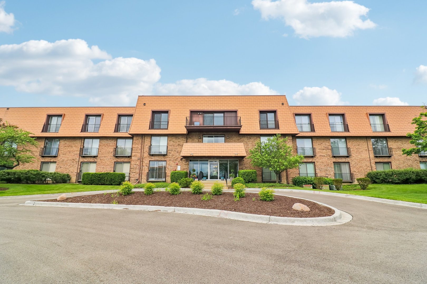 4050 Dundee Road, Unit 303 Northbrook, IL 60062 - Photo 1 of 38