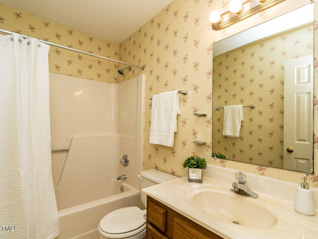 6804 Ray Road Raleigh, NC 27612 - Photo 19 of 24 019-1280x960-hallway-full-bathroom