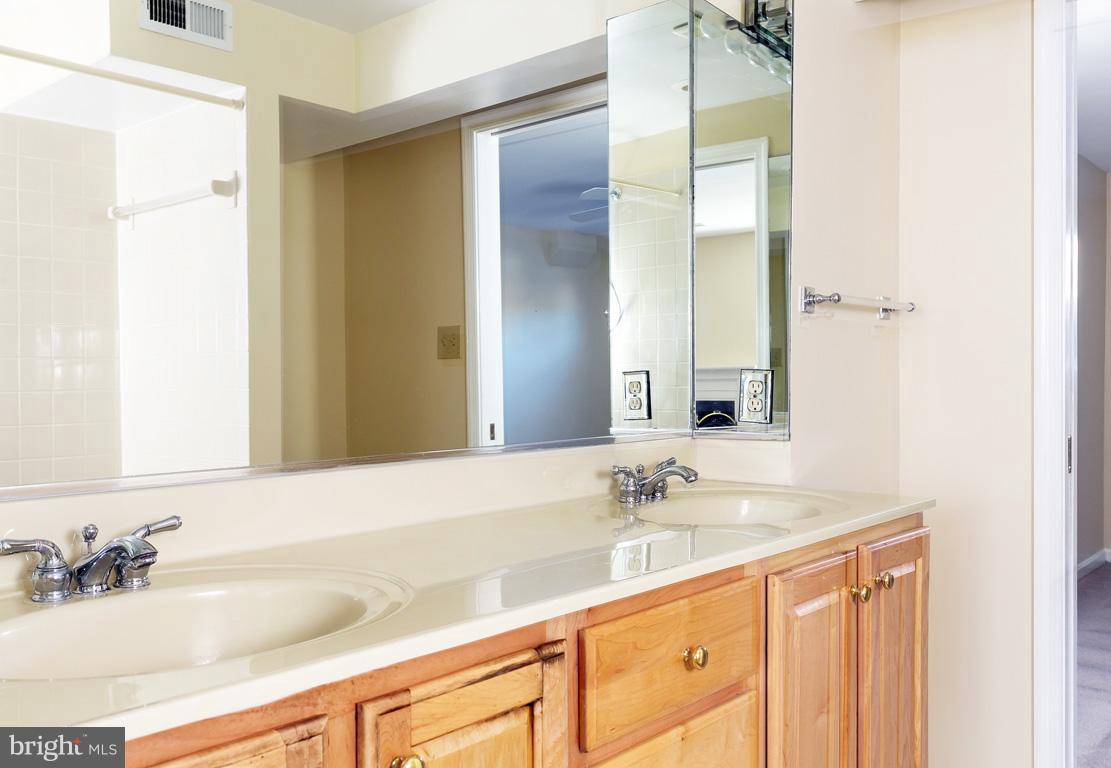 8082 Powderbrook Lane Springfield, VA 22153 - Photo 21 of 24 Bath