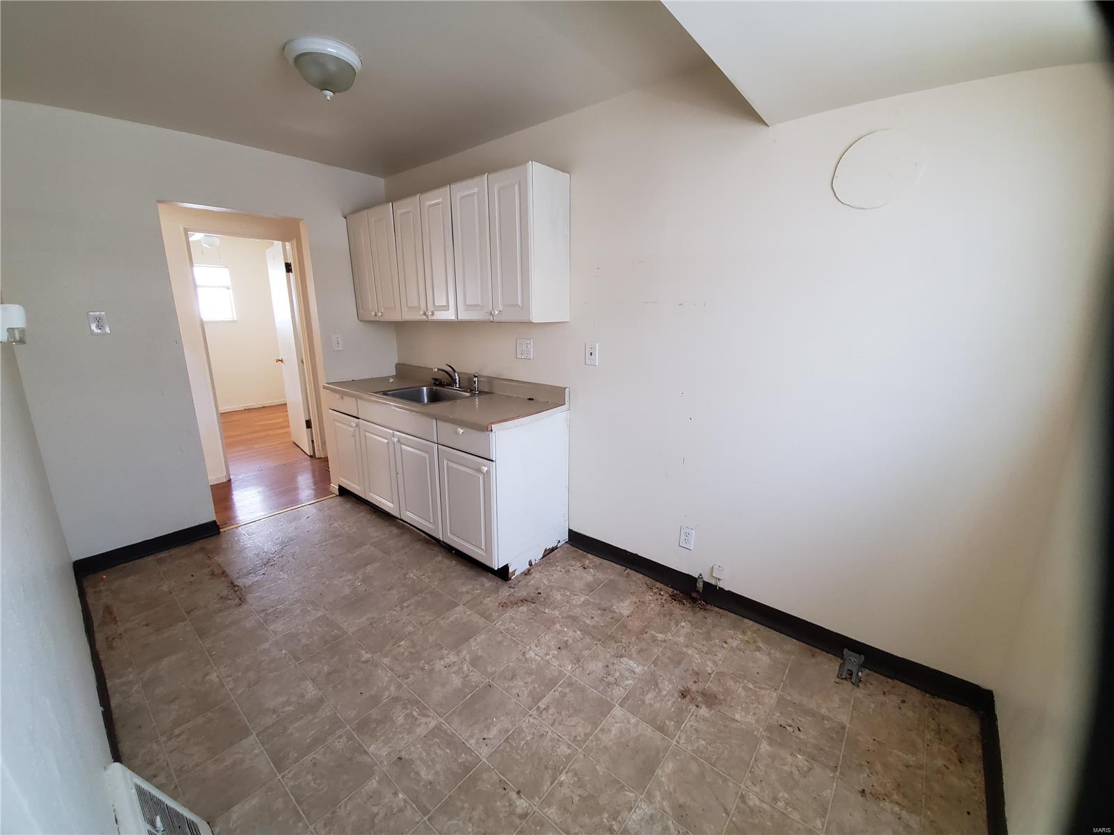 157 Perthshire Road St. Louis, MO 63137 - Photo 4 of 11 Gallery Image 4