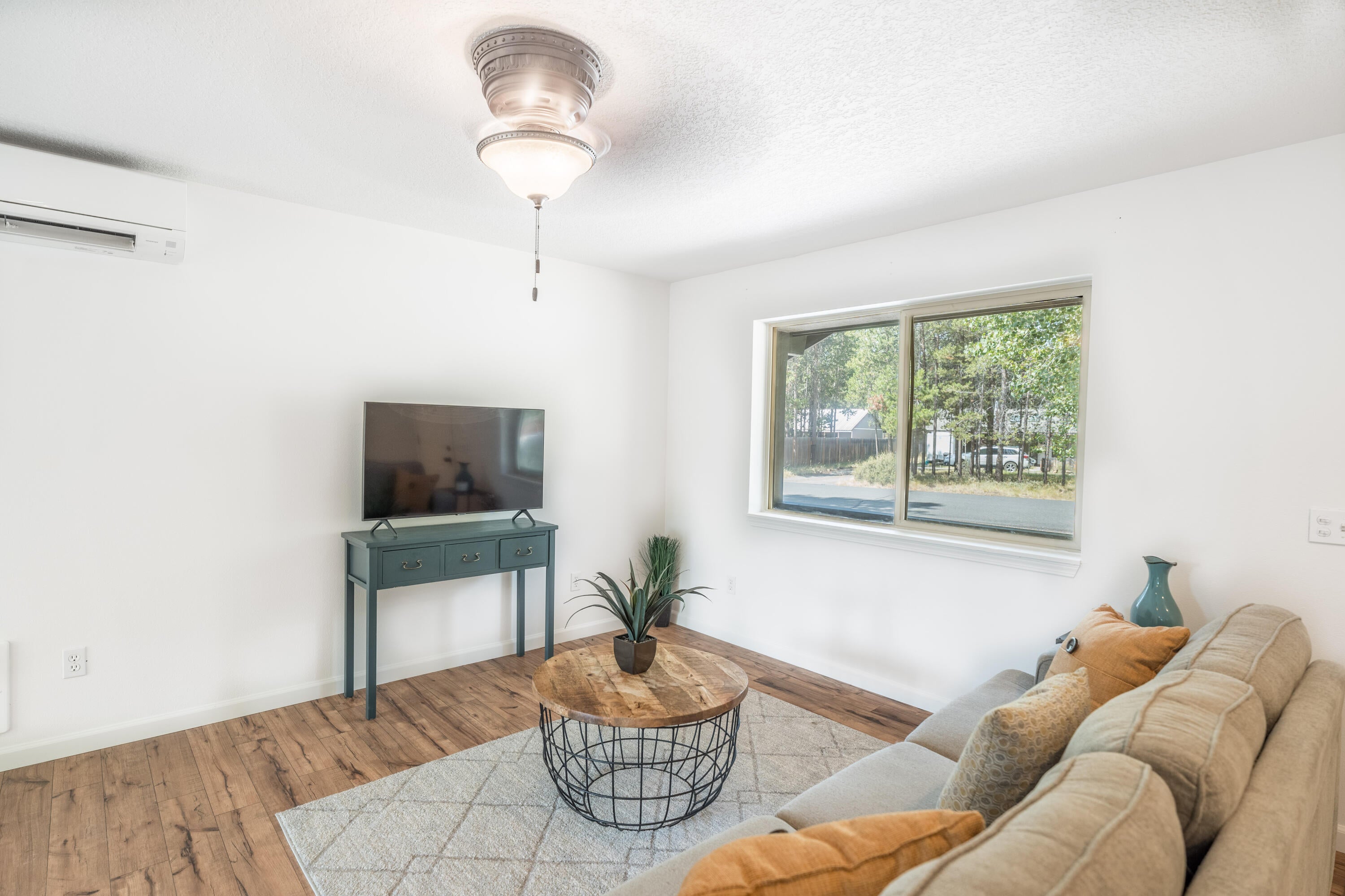 55726 Swan Road Bend, OR 97707 - Photo 4 of 31 Living Room