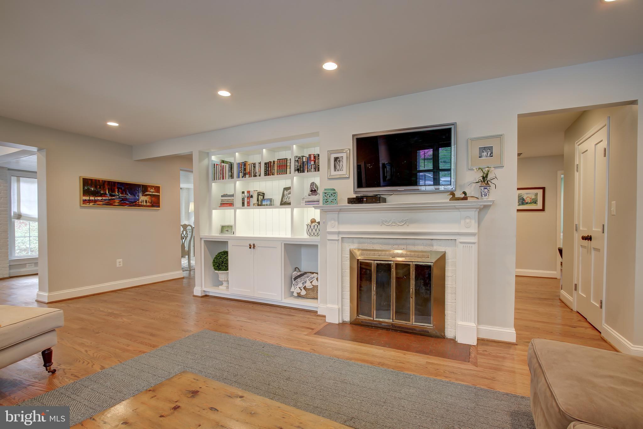 10314 Pierce Drive Silver Spring, MD 20901 - Photo 12 of 33 Living area with built in shelving.