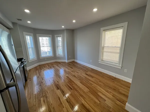 $3,695 | 372 Oxford Street, Unit 3, Somerville, MA 02140