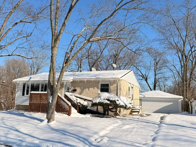 a view of a back yard of the house