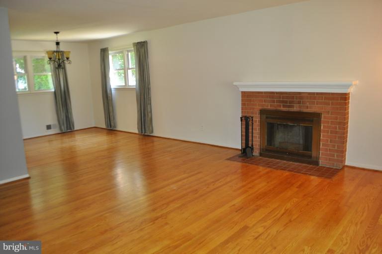 7908 Hatteras Lane Springfield, VA 22151 - Photo 17 of 26 Living Room