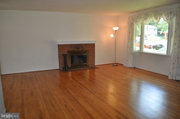 7908 Hatteras Lane Springfield, VA 22151 - Photo 4 of 26 Living Room