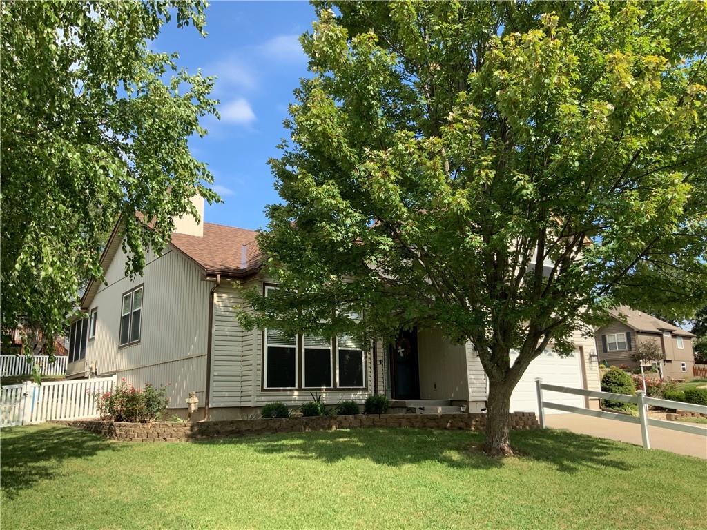 208 Pacific Court Raymore, MO 64083 - Photo 4 of 72