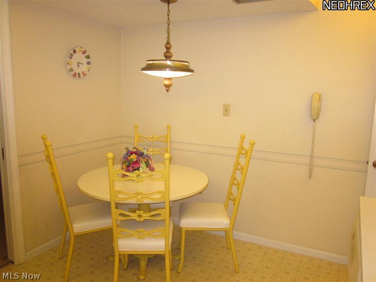 2365 Covington Road, Unit 122E Akron, OH 44313 - Photo 5 of 23 eat in kitchen