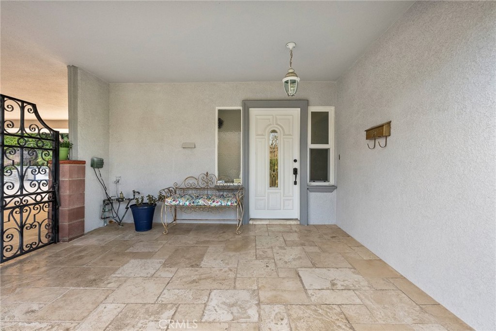 1519 Lynglen Drive Glendale, CA 91206 - Photo 31 of 39 a view of a livingroom with furniture