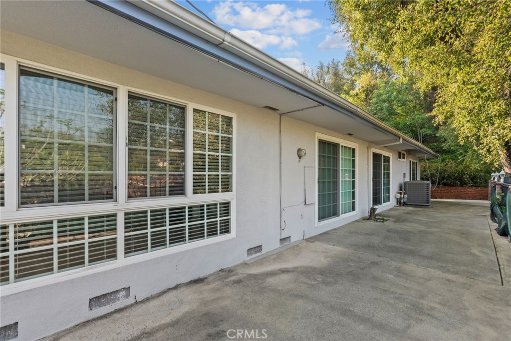 1519 Lynglen Drive Glendale, CA 91206 - Photo 37 of 39 a view of a house with a large window
