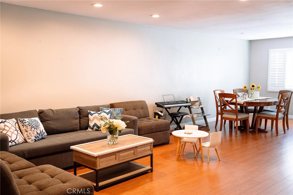 9759 Vía Roma Burbank, CA 91504 - Photo 2 of 29 Living Room