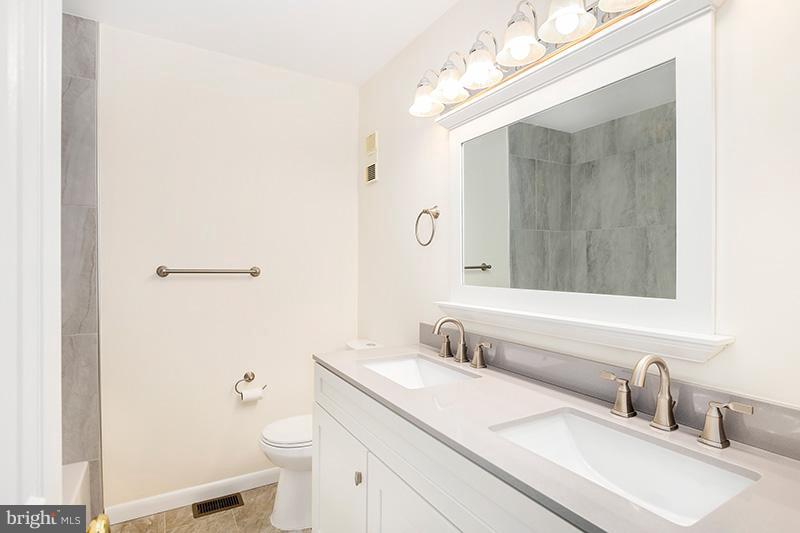 2043 Approach Lane Reston, VA 20191 - Photo 17 of 30 Bath