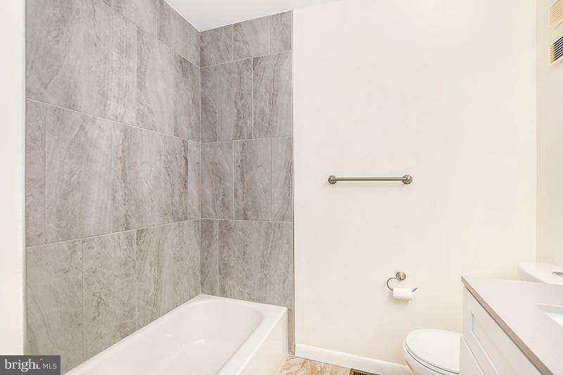 2043 Approach Lane Reston, VA 20191 - Photo 18 of 30 Bath
