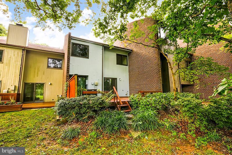 2043 Approach Lane Reston, VA 20191 - Photo 23 of 30 Rear