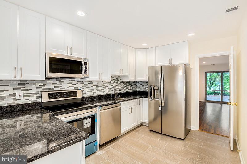 2043 Approach Lane Reston, VA 20191 - Photo 6 of 30 Kitchen