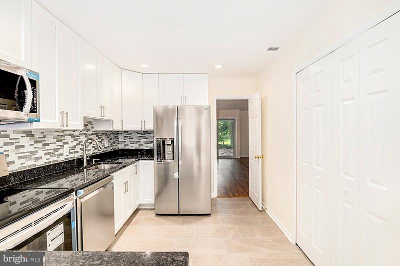 2043 Approach Lane Reston, VA 20191 - Photo 7 of 30 Kitchen