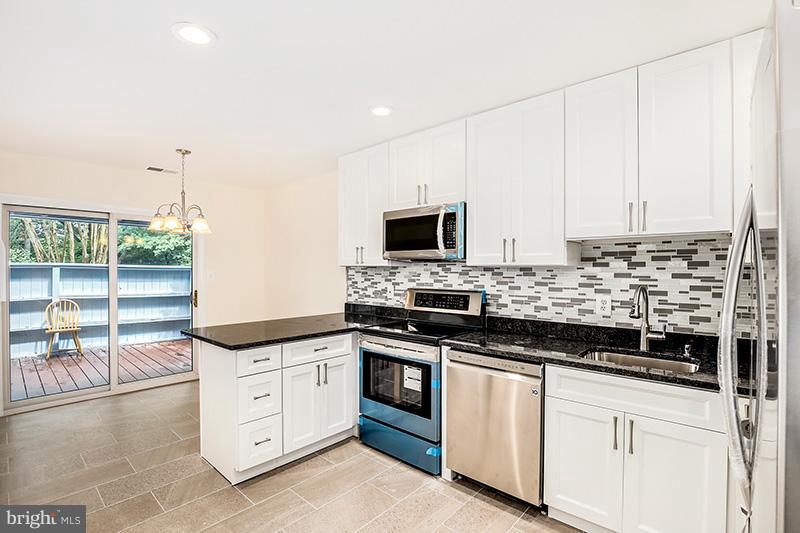 2043 Approach Lane Reston, VA 20191 - Photo 8 of 30 Kitchen