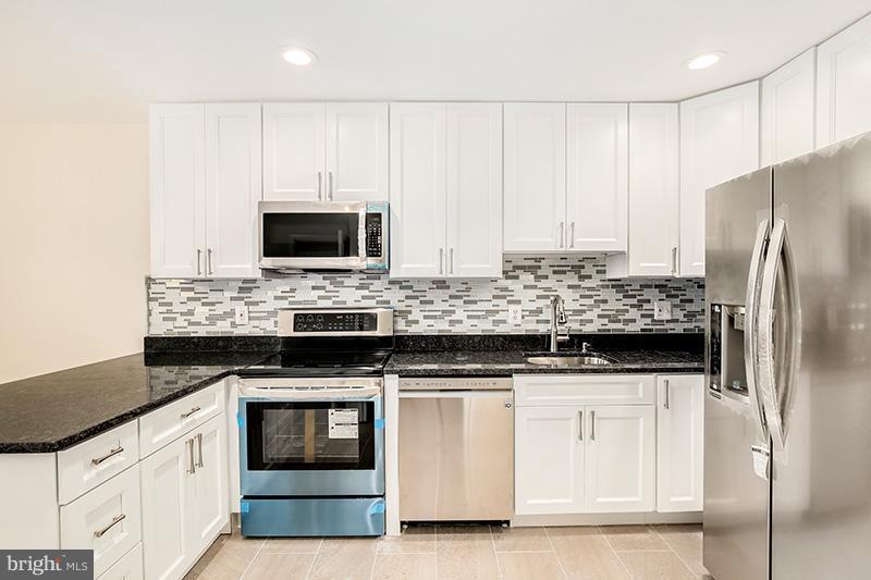 2043 Approach Lane Reston, VA 20191 - Photo 9 of 30 Kitchen