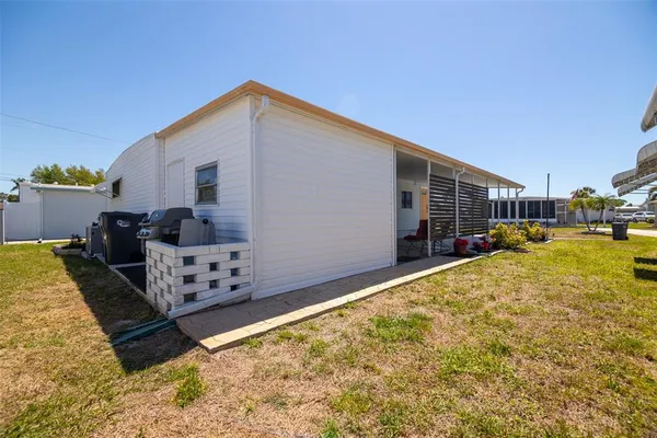 a view of backyard of the house
