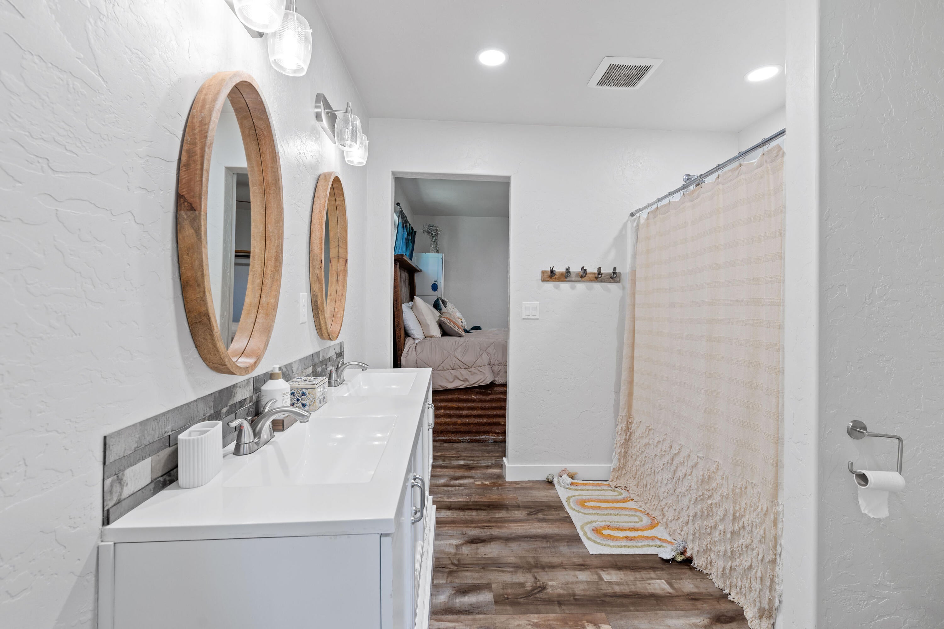 1600 North Barnes Road Prineville, OR 97754 - Photo 17 of 33 JACK AND JILL BATH
