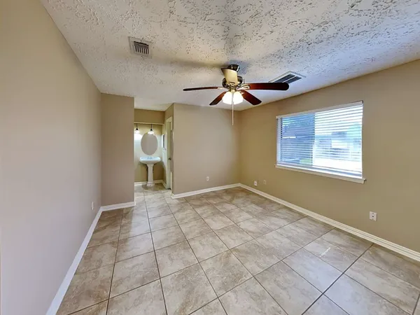 $1,975 | 410 Buoy Road, Houston, TX 77598