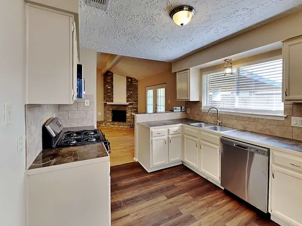 $1,975 | 410 Buoy Road, Houston, TX 77598