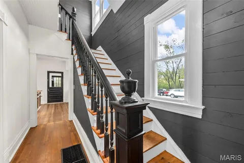 $385,000 | 2934 South Highway 94, Defiance, MO 63341