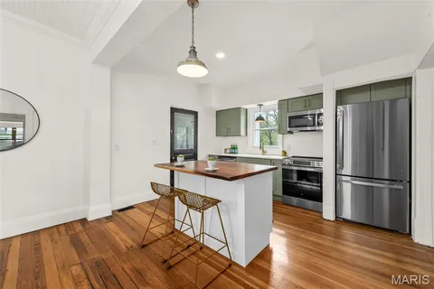 $385,000 | 2934 South Highway 94, Defiance, MO 63341